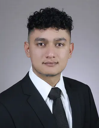 Fotografía de medio cuerpo de Alexander Hernandez vistiendo formal.